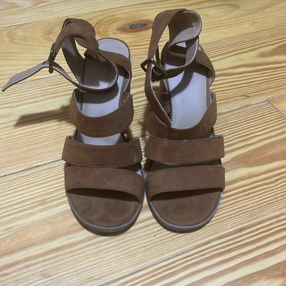 Universal Thread - sz 8- Etta ankle strap sandals - Picture 2 of 5